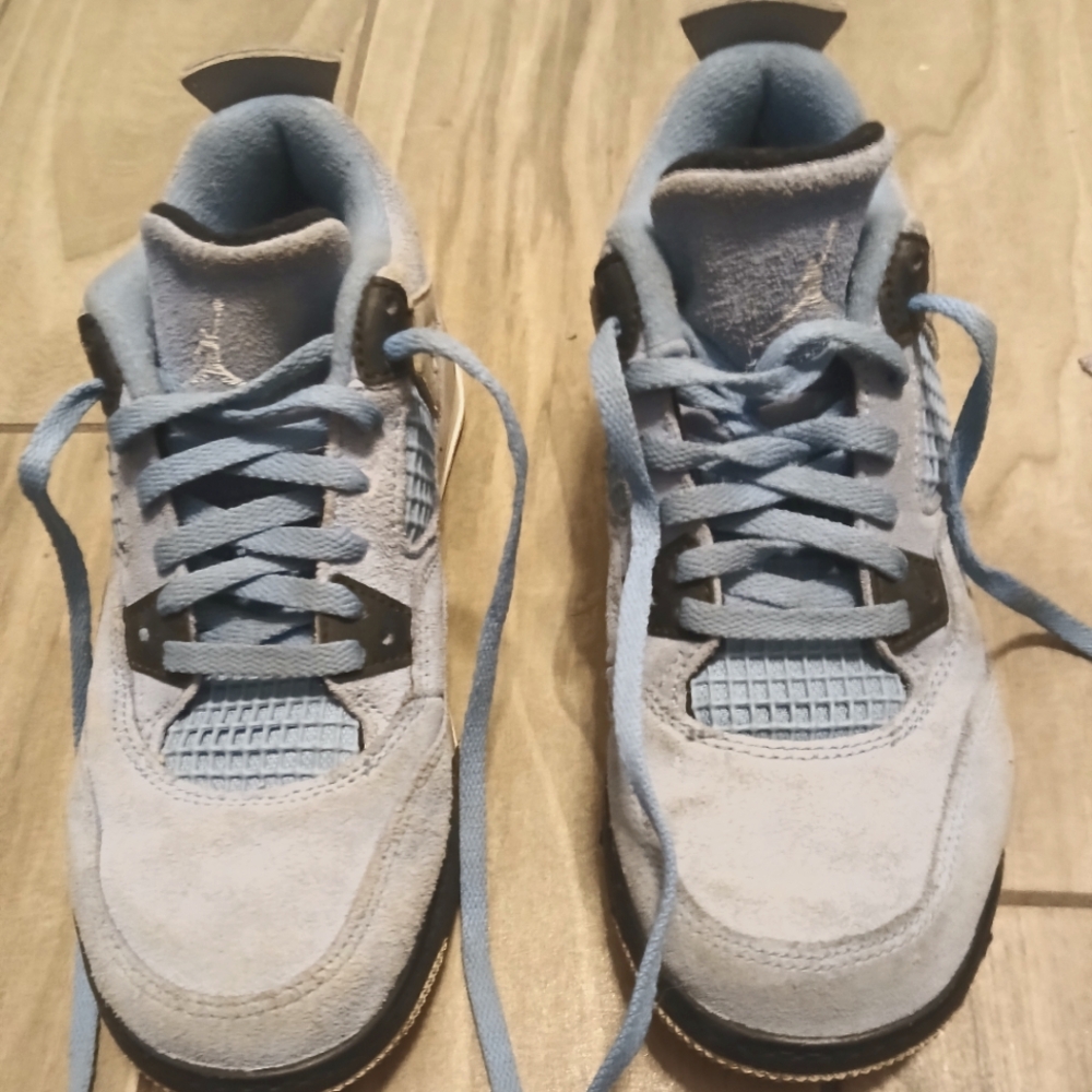 Air Jordan Retro 4's (university blue).